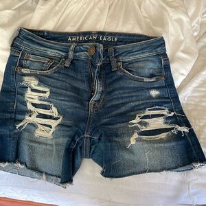 American eagle women’s distressed shorts